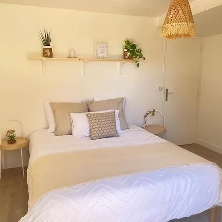 Frühstückspension De La Pouzolle Le Garn