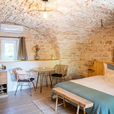 De La Pouzolle Bed & Breakfast *